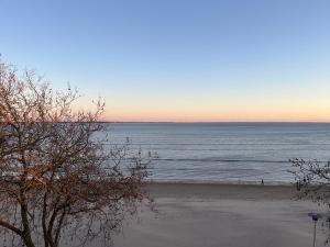 聖納澤爾的住宿－Villa Aziliz - Face Mer，日落时分从海滩欣赏海景