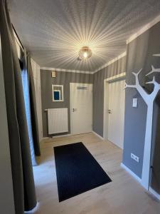 ein Wohnzimmer mit einem Teppich und einer Decke in der Unterkunft Ferienwohnung Mühlenwarf in Emden