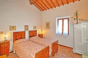 sypialnia z łóżkiem i oknem w obiekcie Agriturismo Fattoria il Piano - Casa Bugno - San Gimignano w mieście San Gimignano