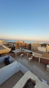 uma vista para uma cidade a partir do telhado de um edifício em Ahmed House em Safaga