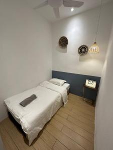 - une chambre avec un lit blanc et du parquet dans l'établissement Blest Loft 7 Manhattan Suites ITCC, à Penampang