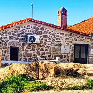 un edificio de piedra con una cámara delante en Isabel de Gouveia en Belmonte