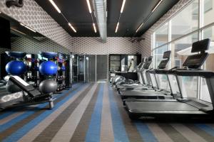 un gimnasio con filas de cintas de correr y máquinas en Aloft Dallas Euless, en Euless