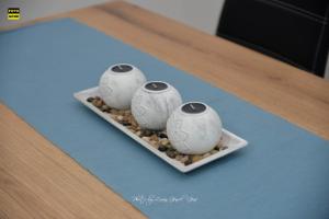 tres jarrones blancos sentados en un plato en una mesa en Apartment No 11, en Subotica 24 fotos más