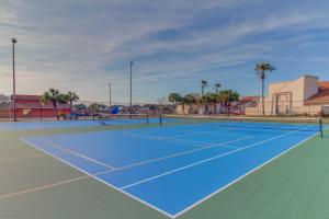 un campo da tennis blu di Horizon South 23D a Panama City Beach