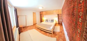 1 dormitorio con cama y ventana grande en Napkert Apartman, en Noszvaj
