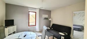 Televízia a/alebo spoločenská miestnosť v ubytovaní Spacious apt near the sea in Saint-Malo
