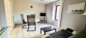 Televízia a/alebo spoločenská miestnosť v ubytovaní Spacious apt near the sea in Saint-Malo
