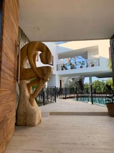 una escultura al lado de un edificio en Luana Suites- Suite Maya en Zihuatanejo