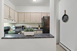 Una cocina o zona de cocina en 1BR Apartment with Spacious Living Area - Chestnut 07B