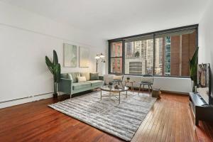 uma sala de estar com um sofá e uma mesa em 1BR Apartment with Spacious Living Area - Chestnut 07B em Chicago