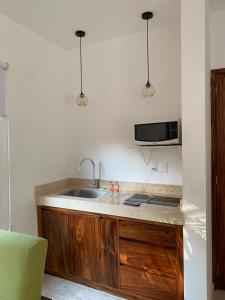 Кухня или мини-кухня в Luana Suites- Suite Maya
