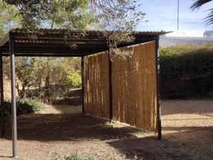 una puerta de madera con techo en un patio en Tierra India Cabañas en San Rafael