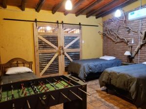 Habitación con 2 camas y futbolín. en Tierra India Cabañas en San Rafael