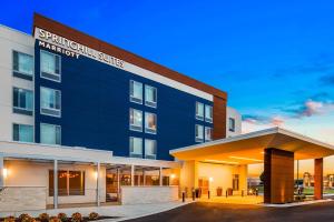 ein Hotel mit blauem Gebäude in der Unterkunft SpringHill Suites by Marriott Chambersburg in Chambersburg