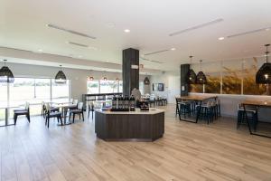 - un restaurant avec des tables et des chaises dans une salle dans l'établissement TownePlace Suites Port St. Lucie I-95, à Port Sainte-Lucie