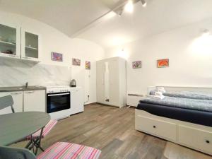 een slaapkamer met een bed, een keuken en een tafel bij Good Vibrations Apartments in Zagreb