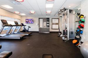 un gimnasio con cintas de correr y máquinas elípticas en TownePlace Suites Port St. Lucie I-95 en Port Saint Lucie