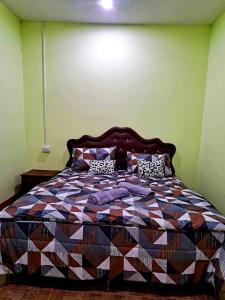 1 dormitorio con 1 cama con colcha colorida en Teacher House, en Phra Ae beach