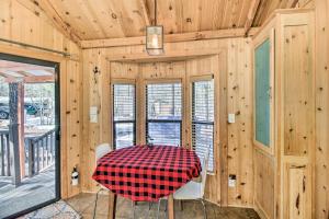 Gallery image of Lakeside Cabin with Fire Pit about 4 Mi to Show Low Lake in Lake of the Woods +16 photos