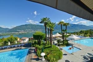 Utsikt över poolen vid La Campagnola - Top Swiss Family Hotel eller i närheten