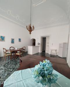 una sala de estar con una mesa con una planta en Dimora della Marchesa - al Duomo, en Manfredonia