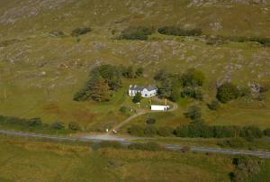 una vista aérea de una casa en una colina en Ben Lettery Hostel, en Ballynahinch