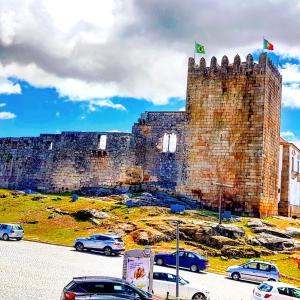 Um ponto turístico perto desta villa