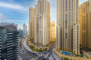 Blick auf eine Stadt mit hohen Gebäuden in der Unterkunft Dubai Marina Royal Premium Serviced Apartments Marina Wharf - KIDS STAY FREE in Dubai