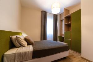 sypialnia z łóżkiem z zielonym zagłówkiem i oknem w obiekcie Tenuta Pascarella Bed & Breakfast w mieście Frasso Telesino