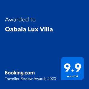 Et logo, certifikat, skilt eller en pris der bliver vist frem på Qabala Lux Villa