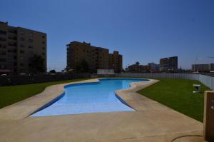 una piscina en medio de una ciudad en Departamento con vista al Mar, en La Serena