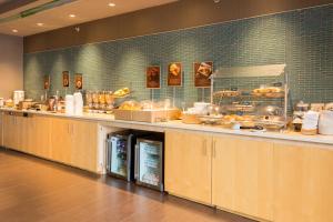 A restaurant or other place to eat at SpringHill Suites Quakertown Pennsylvania