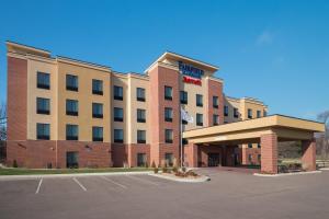 uma prestação de um hotel com estacionamento em Fairfield Inn & Suites by Marriott Elkhart em Elkhart