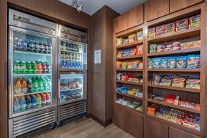 un réfrigérateur rempli de boissons et de nourriture. dans l'établissement Fairfield Inn & Suites by Marriott Elkhart, à Elkhart