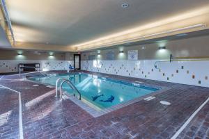 une grande piscine intérieure dans un bâtiment dans l'établissement Fairfield Inn & Suites by Marriott Elkhart, à Elkhart