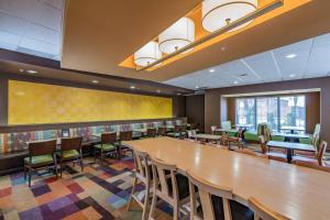 une grande salle à manger avec une grande table et des chaises dans l'établissement Fairfield Inn & Suites by Marriott Elkhart, à Elkhart