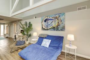 uma sala de estar com uma cama azul e duas cadeiras em Queens Grant em Hilton Head Island