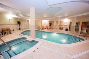 uma grande piscina num quarto de hotel em Courtyard by Marriott Halifax Downtown em Halifax