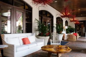 een woonkamer met een bank en een salontafel bij Celebration Hotel in Orlando