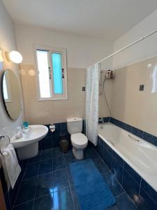 uma casa de banho com um WC, uma banheira e um lavatório. em Three Bedroom Casa de Paphos em Pafos