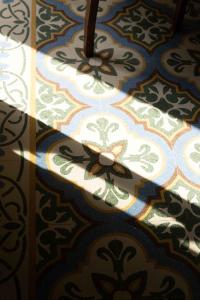 a bathroom floor with a design on the floor at Palazzo Zacà in Gallipoli