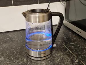 Příslušenství pro přípravu čaje a kávy v ubytování 2 Bedroom 4 Beds Family Flat Free Parking & Fast Wi-Fi Self-Check-in Cosy & Spacious