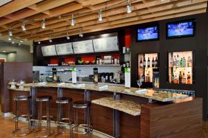 a bar with bar stools in a restaurant at Courtyard by Marriott Victoria in Victoria