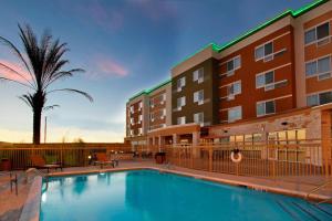 um hotel com piscina em frente a um edifício em Courtyard by Marriott Victoria em Victoria