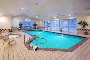 una gran piscina en una habitación de hotel en Residence Inn Salt Lake City Sandy, en Sandy