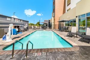a swimming pool with chairs and tables in a building at Fairfield by Marriott Inn & Suites Knoxville Clinton in Clinton