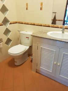 y baño con aseo y lavamanos. en House in Ban Phe, Thailand en Rayong