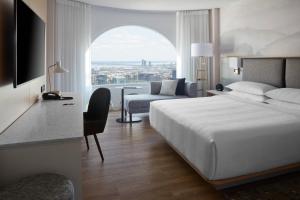 Cama ou camas em um quarto em Montreal Marriott Chateau Champlain