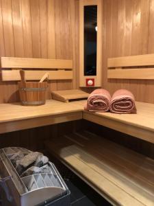 una sauna con dos toallas sentadas en un estante en Mas Allard, en Tarascon